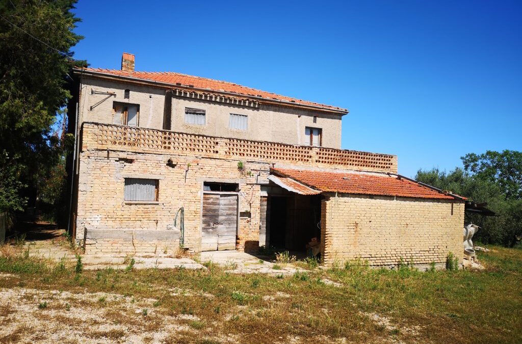 RUSTICO CON TERRENO A COLLECORVINO -VIALE DEI PINI