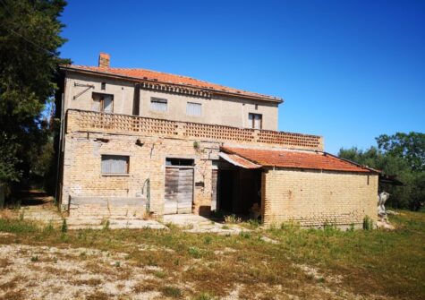 RUSTICO CON TERRENO A COLLECORVINO -VIALE DEI PINI